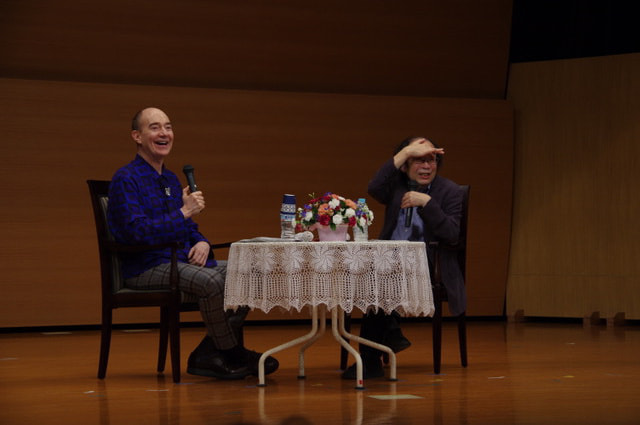 ロバート　キャンベルさんと金田一秀穂さんの対談 翻訳の話しから井上陽水の歌の詩についてまで、幅広く語った。