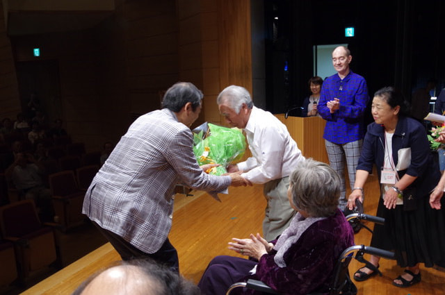 さらに、旧大泉村の元村長に、金田一校長から花束が贈られた