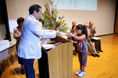 第15回ことばの学校 方言川柳入賞者表彰(子どもの部)金田一春彦賞(藤原未侑さん)