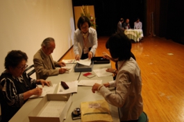 第15回ことばの学校 休憩時間に集められた方言川柳を選ぶ選者