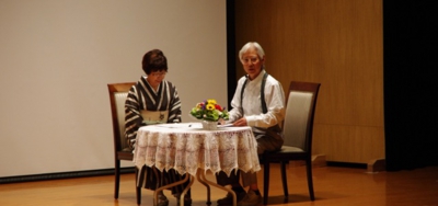 第15回ことばの学校 3校時のことばを遊ぶ「わらべ歌」では、田中美奈子さんと大野正一さんが絶妙なトークで、会場をわらべ歌の世界に引き込んだ