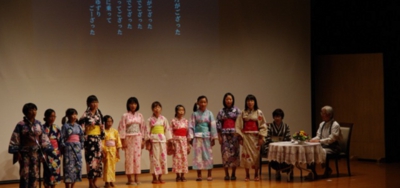 第15回ことばの学校 ことばを遊ぶ「わらべ歌」では、須玉コール・フルールが「ほたる」や「夕焼け小焼け」、「キャベツの中」などを披露した