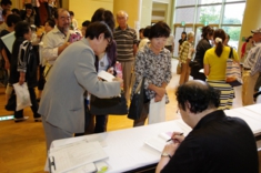 第15回ことばの学校 ことばの学校終了後に行われた金田一秀穂さんのサイン会には、長蛇の列ができた